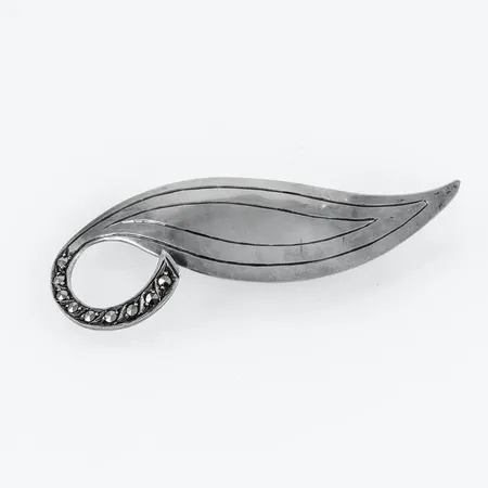 Umeåtillverkat brosch löv med markasiter 66x25mm, stämplad F9 (1956), S, kattfot, signerad Kjellins, nål metall, silver 7,6g.  