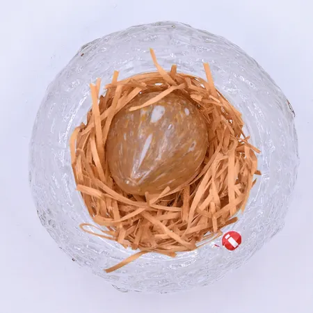 Skulptur Bird´s nest (Linnunpesä) formgiven av Jorma Vennola, brun/klar glasmassa och halm.