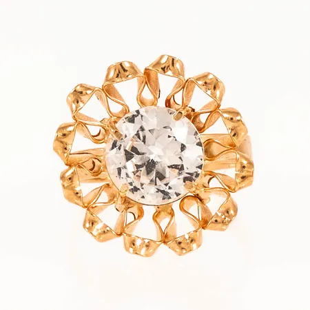 Lillfingerring i 18K guld med en vit sten. Stl:13¾. Bredd 2,2 15,5 mm. Vikt 2,4g Vikt: 2,4 g