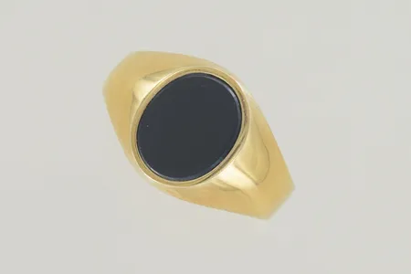 Ring med sten stl 19½ bredd 12 mm, 18K Vikt: 3,3 g