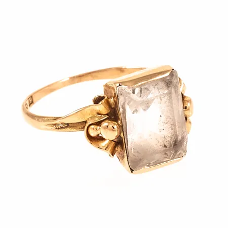 Ring med vit sten stl:16¼ bredd 1-11,2mm, skadad sten, skev skena, 18K 2,9g.  