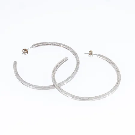 Creoler med hamrad yta. Mått 54,5 x 2,1 mm. Silver 16,4g.