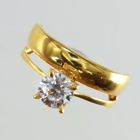 Ring med vit sten stl:16½ bredd 1,6-8mm 21K. Vikt: 2,1 g