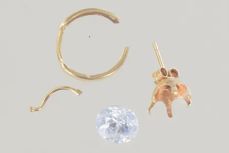 Örhängen defekt, 18K  Vikt: 0,7 g