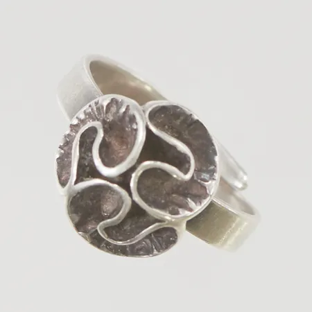 Ring Theresia Hvorslev stl:17¼ bredd 13mm, justerbar storlek, 925/1000 Silver 4,6g.