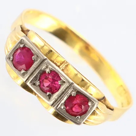 Ring med röda stenar stl:18½, bredd: 2-7mm, skev, 18K Vikt: 2,2 g