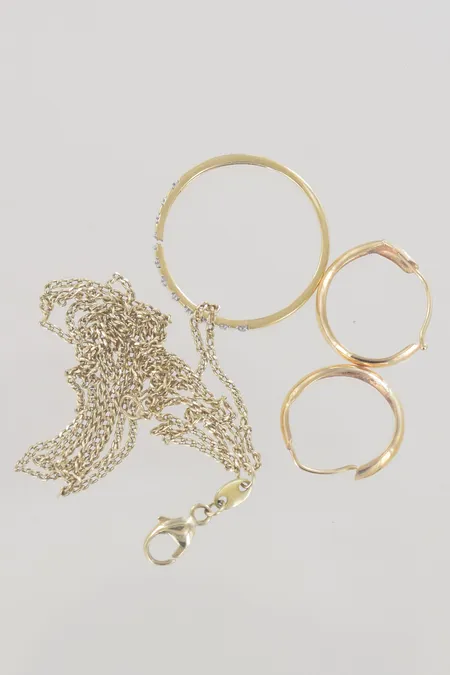 Skrot 18K 2,3gr 14K 2,4 gr  Vikt: 4,7 g