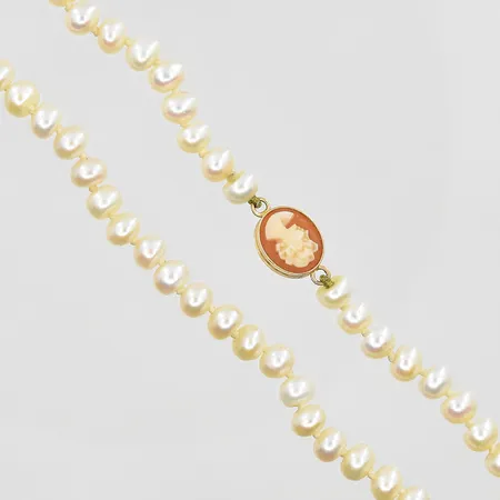 Pärlcollier med odlade buttonformade sötvattenspärlor ca 6x4mm, längd 60 cm, ej öppningsbart lås, lås i 18K. Brutto Vikt: 23,6 g