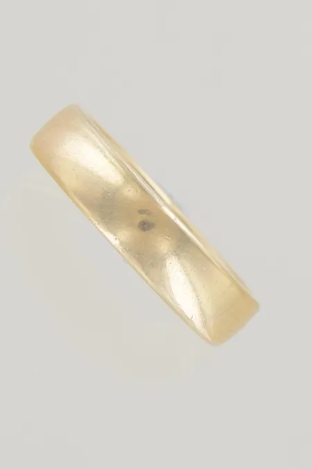 Ring schalin stl:18 mm bredd 5 mm, graverad 18K Vikt: 7,7 g