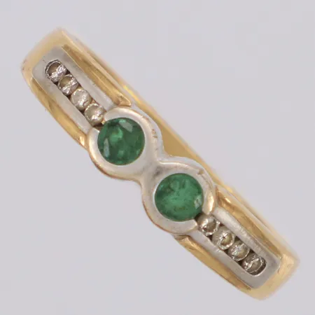 Ring med gröna stenar och diamanter 8xca 0,01ct, stl:17½, bredd 4mm, skev, 14K Vikt: 4 g