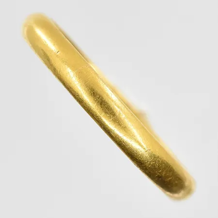 Ring stl 22, bredd 3 mm, gravyr, 23K. Vikt: 6,1 g