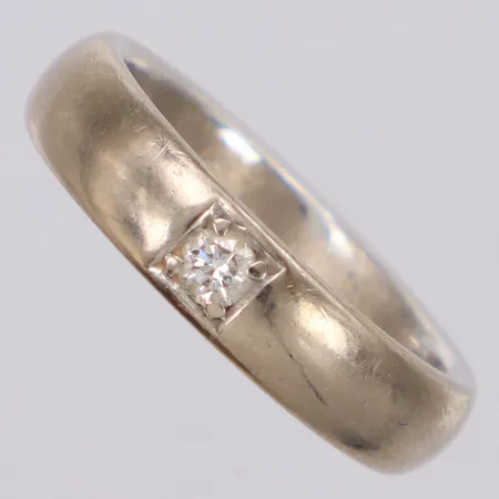 Ring med diamant 1x 0,12ct enligt gravyr, stl:18, bredd 4,5mm, vitguld, bortfilad personlig gravyr, Schalin, 18K Vikt: 8,9 g