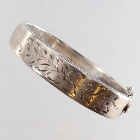 Armring med dekor öppningsbar Ø58mm bredd 13mm defekt säkerhetskedja Silver 925/1000. Vikt: 18,5 g
