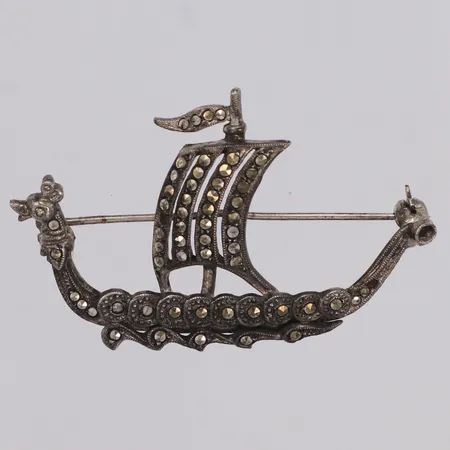Brosch vikingaskepp med markasiter längd 49mm, höjd 32mm,sten saknas, bucklig nål,  830/1000 silver Vikt: 7,3 g