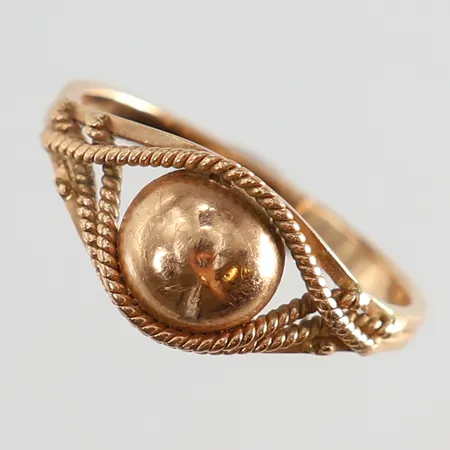 Ring med dekor samt kula stl:16 bredd 2-8mm 14K.  Vikt: 1,7 g