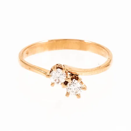 Stjärnringen Ring "Nova" Syskonring med 2 x 0,15ct (Tw/vs) briljantslipade diamanter stl:18½ bredd 2,5-6,5mm, certifikat Stjärnringen medföljer, utgången modell, 18K 2,4g.