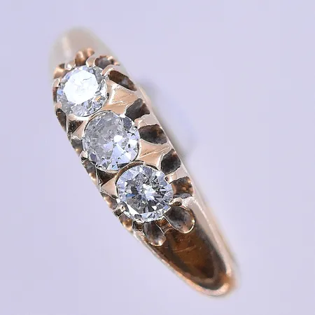Ring med diamanter ca 3x0,16ct stl:17¼, bredd 3-5 mm 18K. Vikt: 4 g