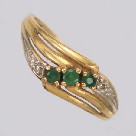 Ring med smaragder och diamanter totalt 0,02ct enligt gravyr, stl:17¼, bredd 7mm, 18K Vikt: 1,8 g