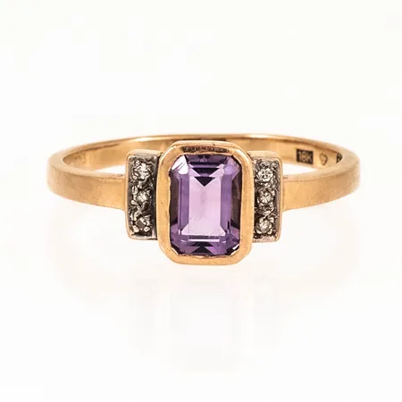 Ring i 18K guld med en ametist och diamanter 6 x ca 0,01ct 8/8-slipade. Stl:19. Bredd 2 8,2 mm. Vikt 3,4g Vikt: 3,4 g