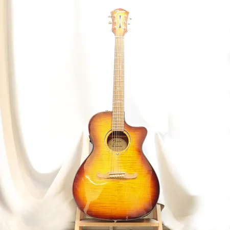 Halvakustisk Fender gitarr, modellnr: FA-345CE, serienr:IWA2061322, en sträng av, mjukt fodral Skickas med postpaket.