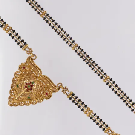 Collier svarta stenar längd ca 62cm utan lås, 21K Vikt: 41,5 g