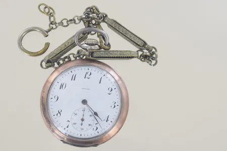 Fickur Invar 319 076 Grand Diplome D´honneur Bruxelles 1910, Medaille dòr Milane 1906, diam 52 mm, silver 800/1000/kedjan ej silver, fungerar vid enklare test, vi Lämnar ingen garanti  Vikt: 105,8 g