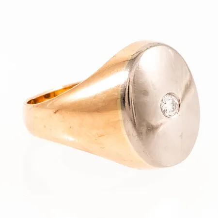 Klackring med en briljantslipad diamant ca 0,07ct stl:16¾ bredd 3,5-15mm, gravyr, röd- och vitguld 18K 5,3g.