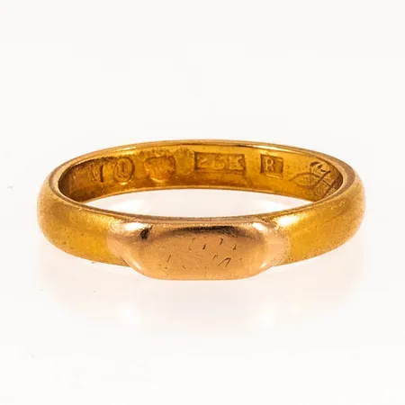 Ring stl:17½ bredd 3,3mm, gravyr, pålödd platta i 18K guld med ringen är i 23K 4,7g. 