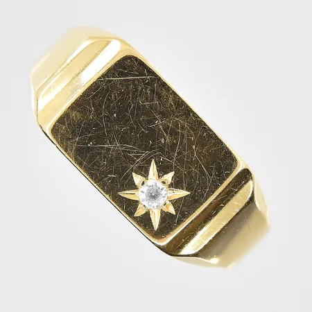 Klackring med vit sten stl 18¾, bredd 3-9 mm, 18K. Vikt: 6 g