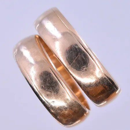 Ringar stl:17 och 19, graverad 18K. Vikt: 9,2 g