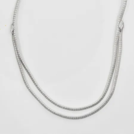 Collier med matterad yta längd ca 45 cm, länkens bredd 4 mm, halvstel modell, 14K. Vikt: 28,8 g