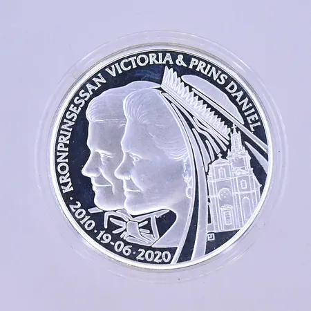 Mynt Kronprinsessan Victoria och Prins Daniel 2010 Ø30 mm, plast etui silver 925/1000. Vikt: 12,4 g