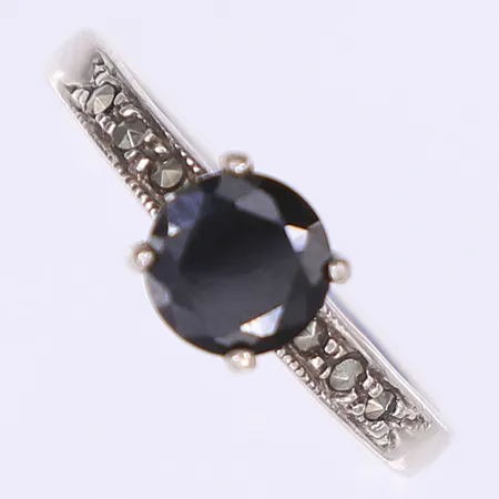 Ring med svart samt vita stenar stl:19 bredd 2-7mm tillv. Guldfynd 925/1000 silver  Vikt: 1,7 g