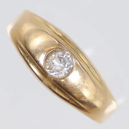 Ring med vit sten, stl:19¼, bredd 3-8mm, 18K Vikt: 2,3 g