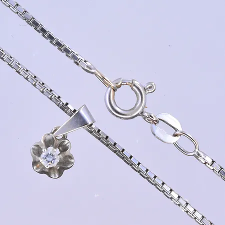 Kedja Venezia med hänge längd 40,5 cm och bredd 1 mm, längd hänge 12 mm och bredd 6 mm vitguld 18K. Vikt: 5,5 g