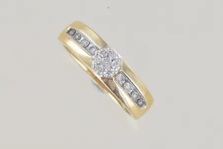 Ring med 19 diamanter 0,20ct stl 16 bredd 4,6 mm, 18K . Pris gulfynd 8998.- Vikt: 3,2 g