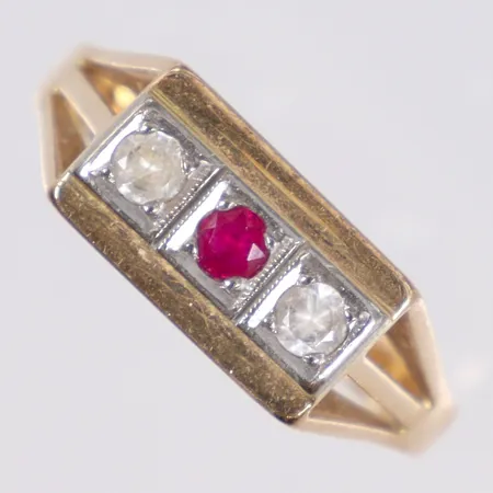 Ring med röd och vita stenar, stl:18½, bredd 2-7mm, 18K Vikt: 4,2 g