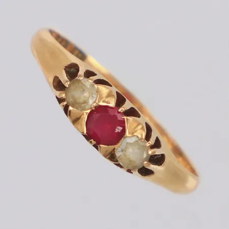 Ring med röd och vita stenar stl:17¼, bredd 4mm, 18K Vikt: 1,8 g
