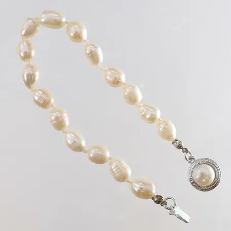 Armband med odlade sötvattenpärlor längd 21,5cm bredd 7,5mm lås i vitmetall.