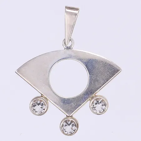 Hänge med vita stenar A/K Aarnikoru Turku, Finland, 1900-talets andra hälft, 40x33mm silver 925/1000 Vikt: 4,9 g