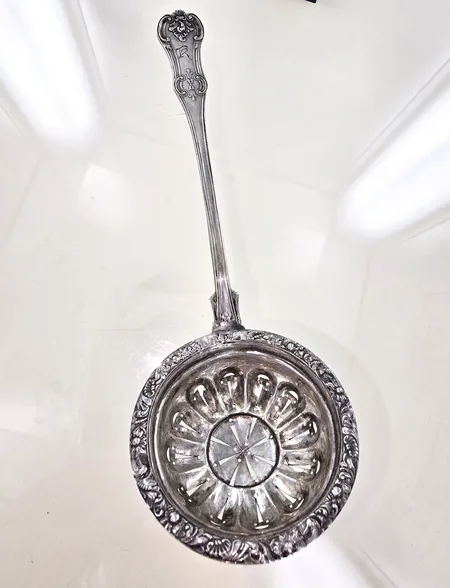 Sockerströare 1800-tal tillverkad av guldsmeden Johan Henrik Lose Malmö 1844-1846, längd 20 cm, initialer, silver Vikt: 48,5 g