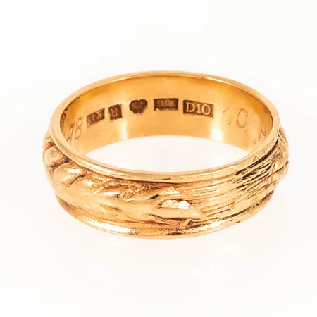Ring i 18K guld. Stl:18. Bredd 6,4 mm. Gravyr. Vikt 6,5g Vikt: 6,5 g