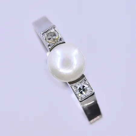 Ring med pärla och diamanter 2x0,03ct stl:16½, bredd 2 mm vitguld 18K. Vikt: 2,7 g