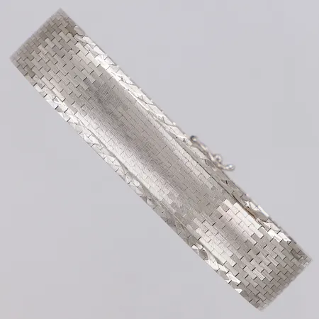 Armband halvstelt längd 18,5cm, bredd 15mm, 835/1000 silver Vikt: 35,1 g