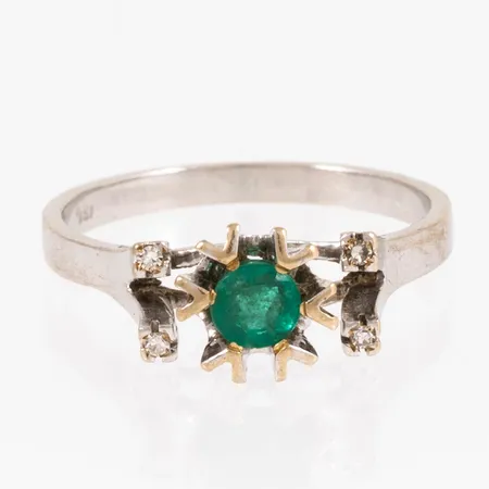 Ring stl:17¾ med grön sten troligen smaragd (ingraverat 0,43ct) samt 4 x ca 0,015ct 8/8-slipade diamanter, bredd 2-7,5mm, några nagg på fasetterna, vitguld 18K 3,5g. 