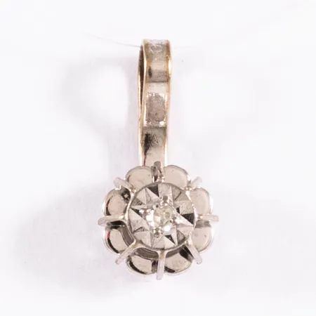 Hänge Guldfynd med en 8/8-slipad diamant ca 0,01ct bredd 5,5mm, längd inkl ögla 11mm, vitguld 18K 0,4g.