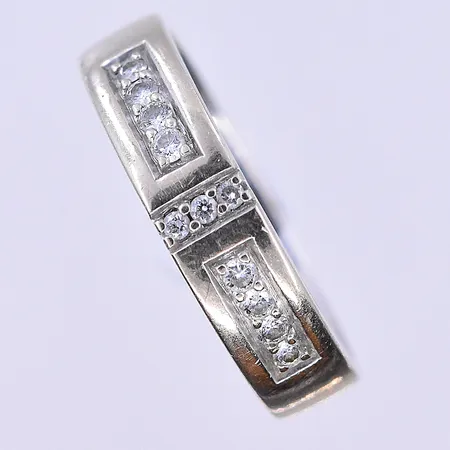Ring med diamanter 11x0,01ct Guldfynd stl:17¾, bredd 5 mm vitguld 18K Vikt: 4 g