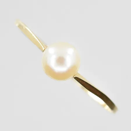 Ring med odlad pärla Ø5 mm, stl 19¾, bredd 1-5 mm, 18K. Vikt: 1,1 g