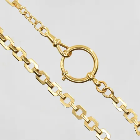 Kedja till fickur längd 29½ cm, länkens bredd 6 mm, 18K. Vikt: 17,5 g