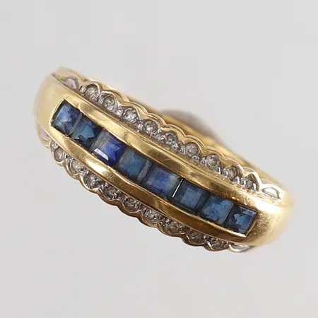 Ring med carrèslipade safirer samt 8/8-slipad diamanter 18 x ca 0,0075ct stl:19¾ bredd 2,4-8mm 18K.  Vikt: 4,5 g
